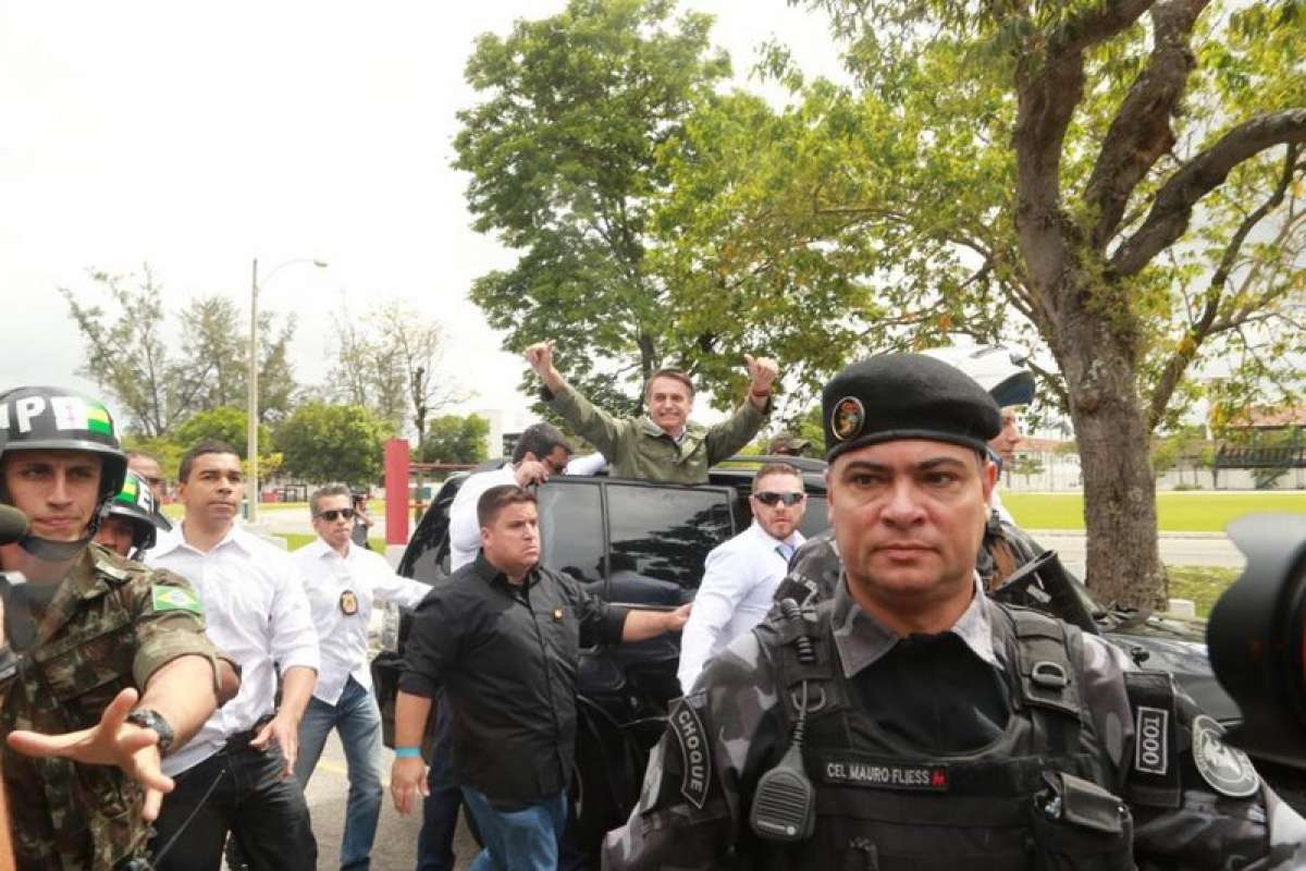 Bolsonaro chega ao seu local de votação escoltado pelo Exército Brasileiro