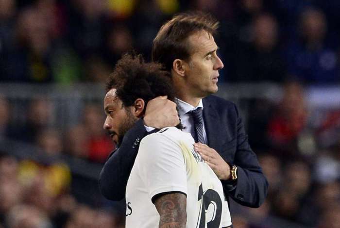 Marcelo é abraçado pelo técnico Julen Lopetegui após Real ser goleado pelo Barcelona