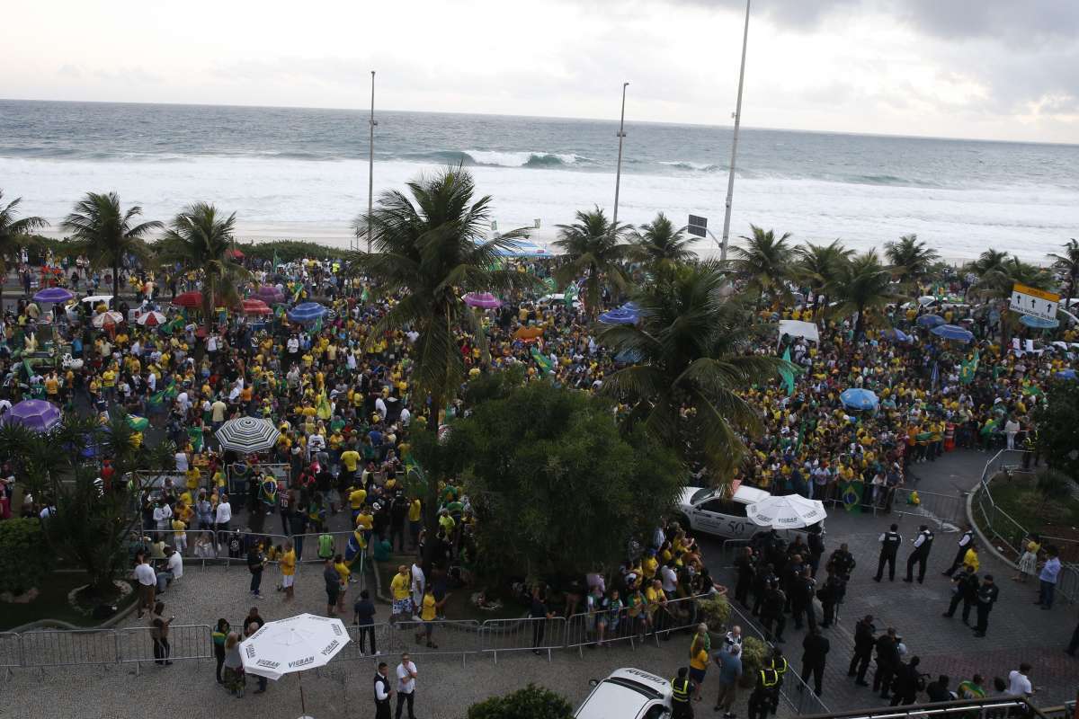 Eleitores acompanham apuração em frente à casa de Jair Bolsonaro (PSL), na orla da Barra da Tujuca.