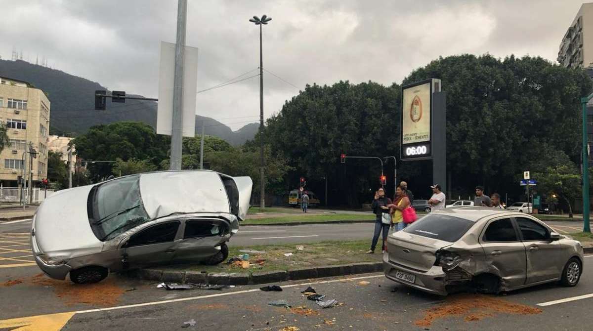 Acidente envolvendo três carros complica o trânsito na Av Padre Leonel Franca, na Gávea
