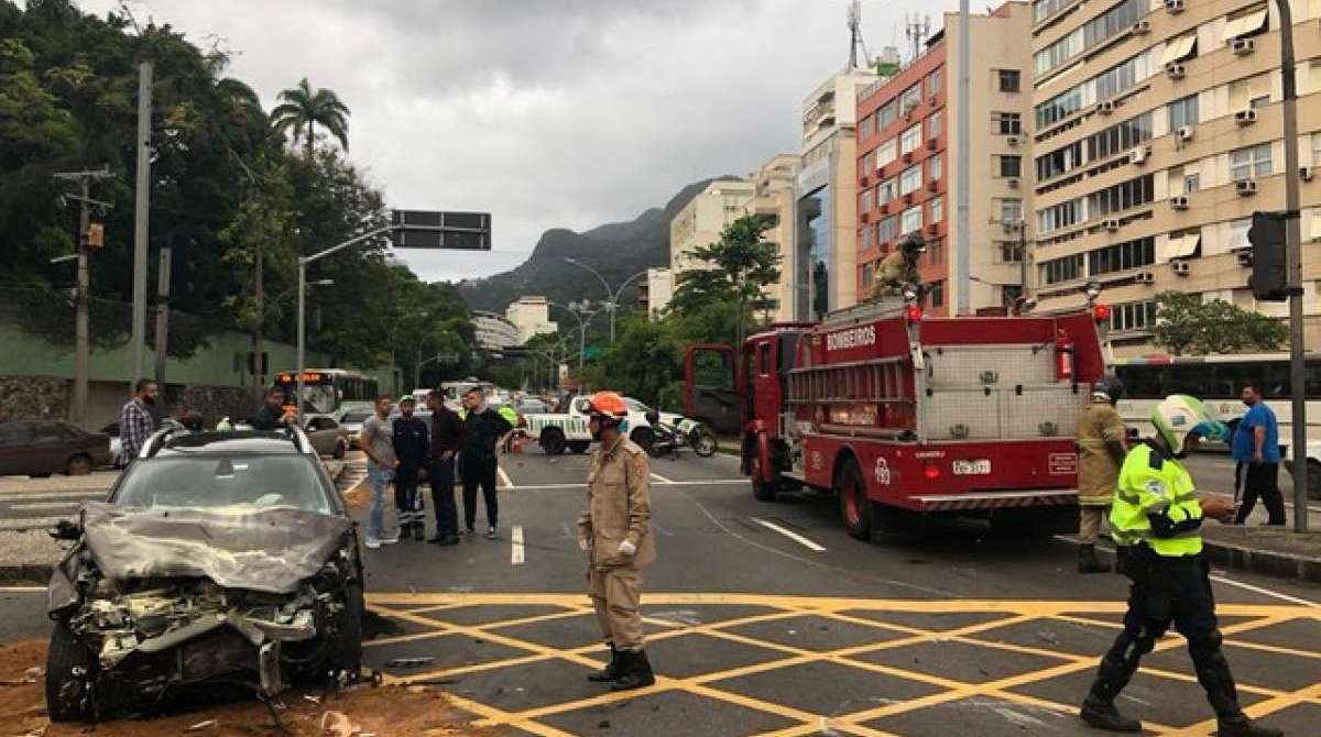 Acidente envolvendo três carros complica o trânsito na Av Padre Leonel Franca, na Gávea
