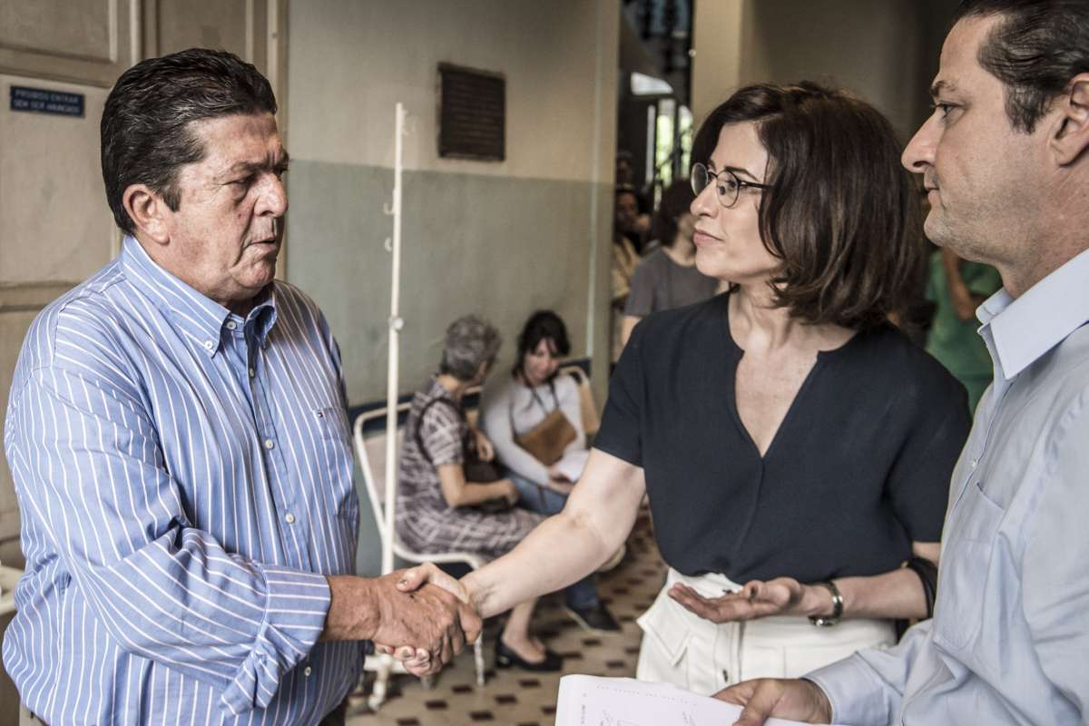 Roberto (Marcelo Serrado) apresenta Renata (Fernanda Torres) a Samuel (Stepan Nercessian)