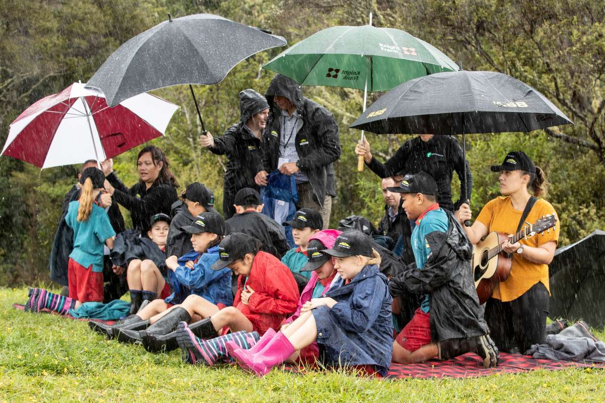 Príncipe Harry e sua esposa Meghan posam com crianças da Escola Pinehill (STR / POOL / AFP)