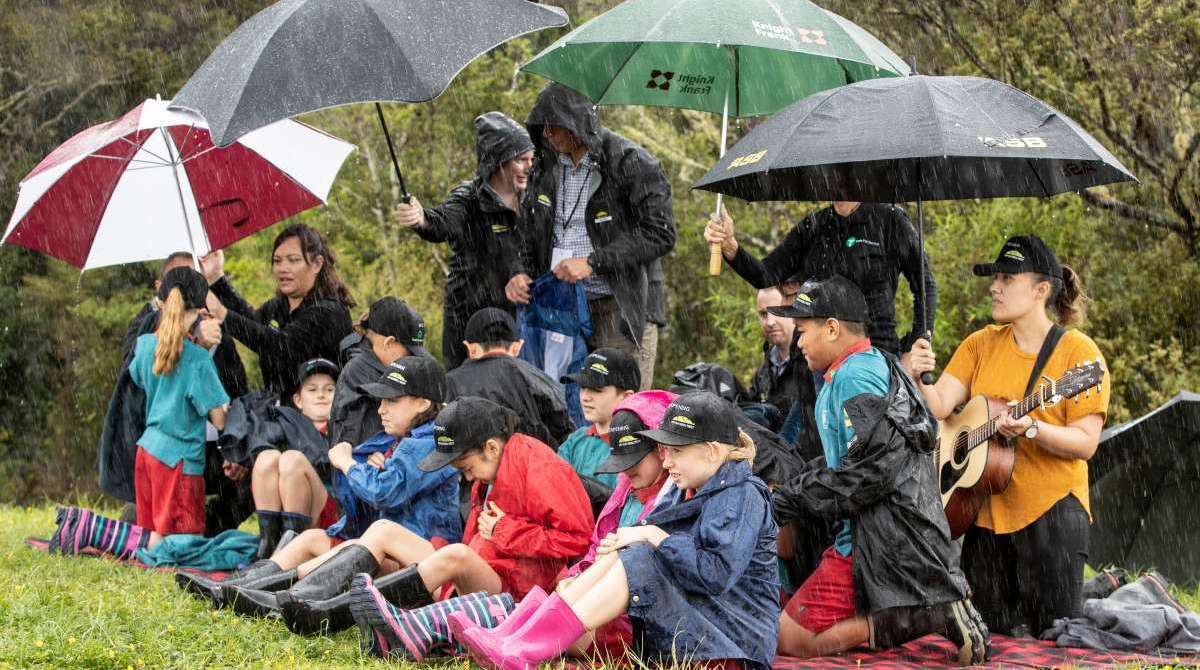 Meghan Markle mostrou um talento inesperado para "welly wanging", uma esp&eacute;cie de arremesso de botas em Auckland (Greg Bowker / POOL / AFP)