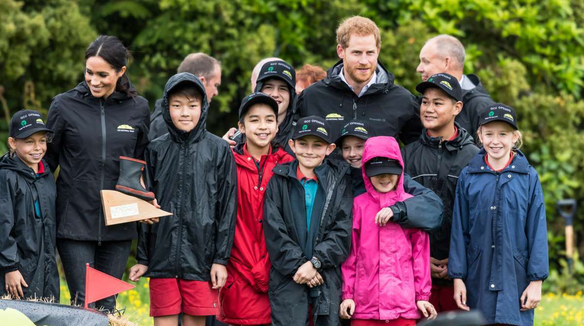 Pr&iacute;ncipe Harry e sua esposa Meghan posam com crian&ccedil;as da Escola Pinehill (STR / POOL / AFP)
