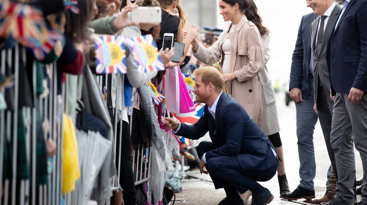 Pr&iacute;ncipe Harry e sua esposa Meghan encontram-se com simpatizantes durante um passeio p&uacute;blico ao longo do Viaduct Harbour em Auckland, na Nova Zel&acirc;ndia