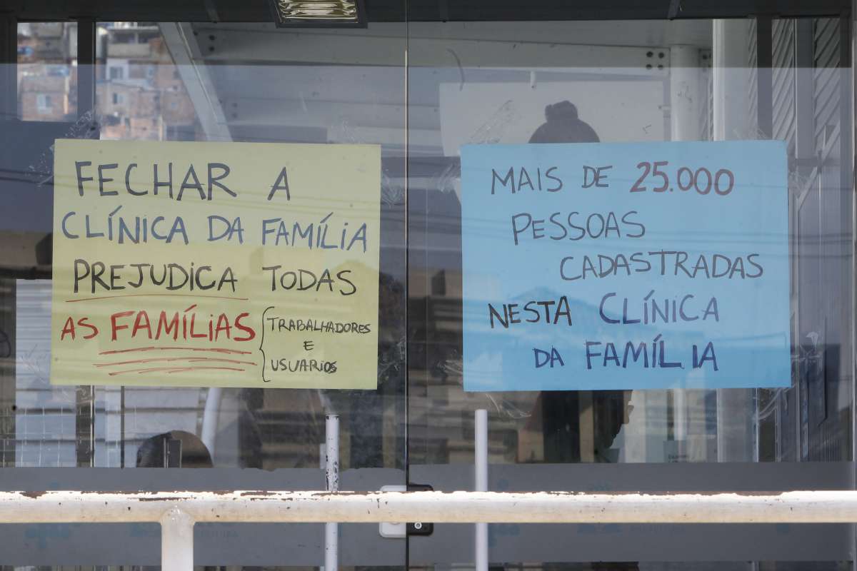 30/10/2018 - Prefeitura do Rio faz coletiva com a Imprensa para explicar corte de 1,4 mil postos de trabalho na Saúde e criticar contratações abusivas no fim do governo de Eduardo Paes. Na imagem, cartaz de protesto na clínica da família Medalhista Olímpico Ricardo Lucarelli de Souza, no Estácio. Foto de Alexandre Brum / Ag. O Dia - SAÚDE CIDADE POLITICA ATENDIMENTO CLINICA DA FAMILIA HOSPITAL MEDICINA MÉDICO DOENTE PACIENTE DESENVOLVIMENTO