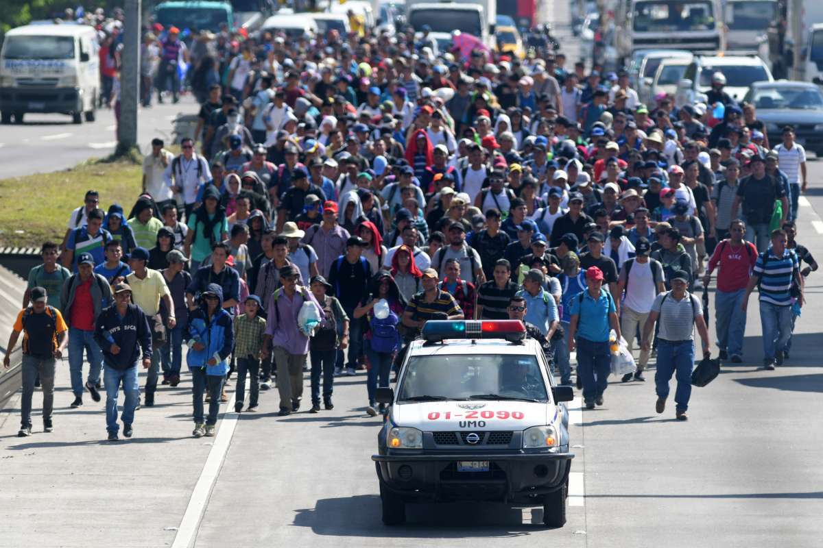 Salvadorenhos inspirados na caravana hondurenha que já está no México se esforçam para chegar aos Estados Unidos - Marvin Recinos/ AFP