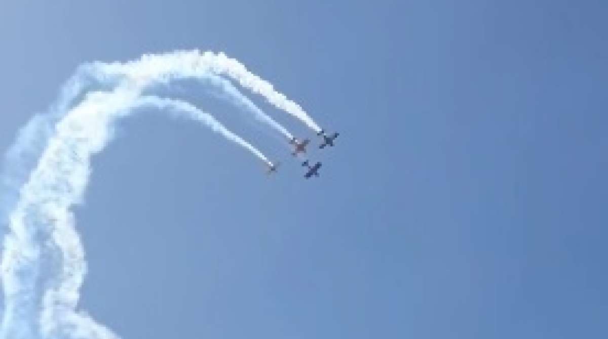 Ao meio-dia começou uma apresentação acrobática e de fumaça de quadro aviões da grupo privado Esquadrilha do Céu, que durou cerca de 10 minutos