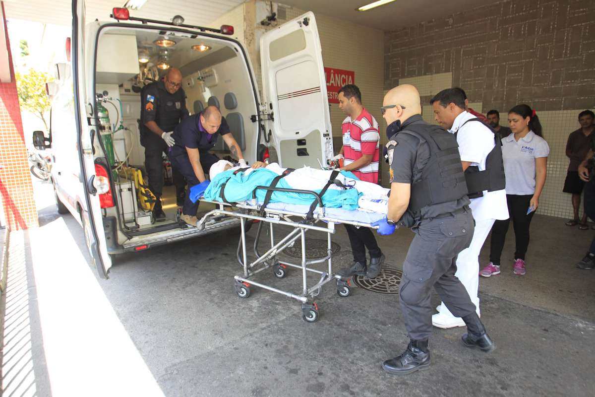 Transfer&ecirc;ncia para o Hospital da PM, DO Cabo alvejado em Vicente de Carvalho...           Estefan Radovicz / Ag&ecirc;ncia O Dia      CIDADE,RIO,POL&Iacute;CIA 
      Byline