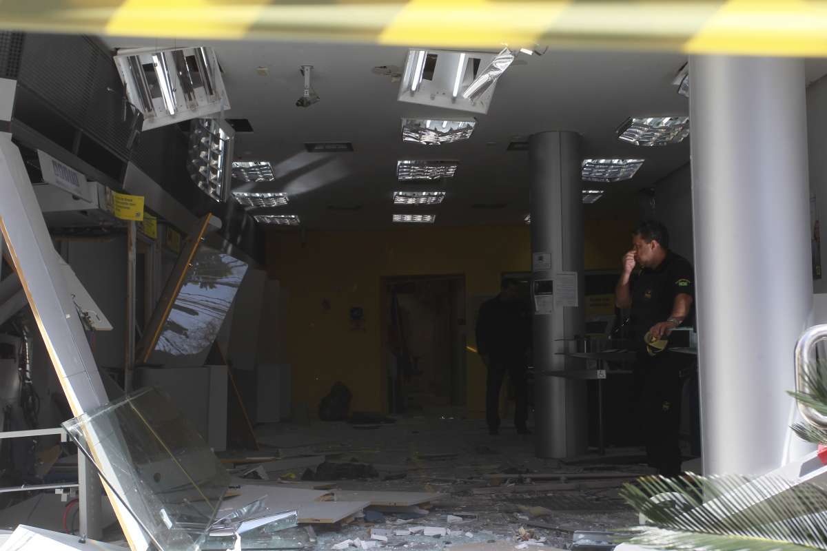 2018-10-31- Bandidos encapuzados e com fuzis explodem a  agencia do Banco do Brasil na madrugada na rua Mariz e Barros. Foto de Ma&iacute;ra Coelho / Ag&ecirc;ncia O Dia.  Pol&iacute;cia, Assalto, Banco, Caixa, Elet&ocirc;nico, Roubo, Quadrilha