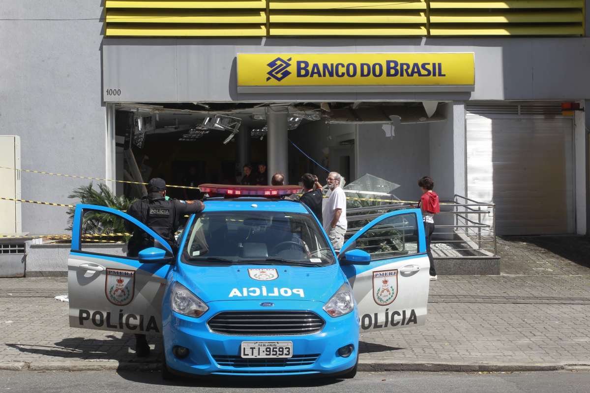2018-10-31- Bandidos encapuzados e com fuzis explodem a  agencia do Banco do Brasil na madrugada na rua Mariz e Barros. Foto de Ma&iacute;ra Coelho / Ag&ecirc;ncia O Dia.  Pol&iacute;cia, Assalto, Banco, Caixa, Elet&ocirc;nico, Roubo, Quadrilha
