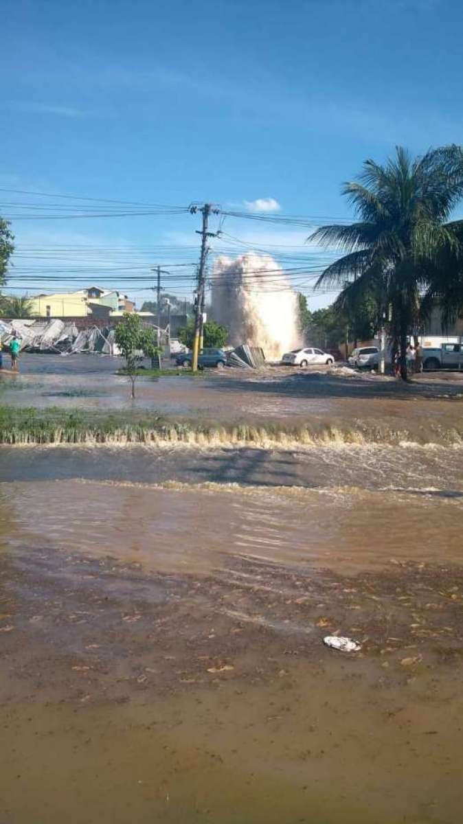 Adutora da Cedae rompe em Campo Grande, alaga ruas e destrói carros