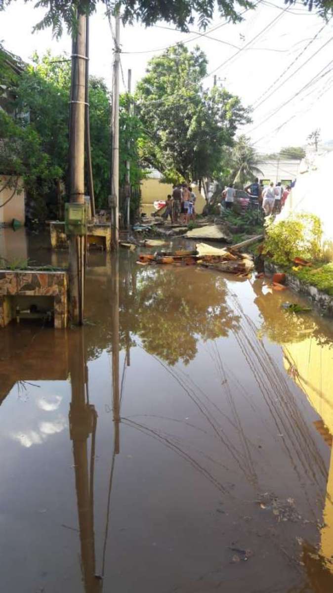 Adutora da Cedae rompe em Campo Grande, alaga ruas e destrói carros