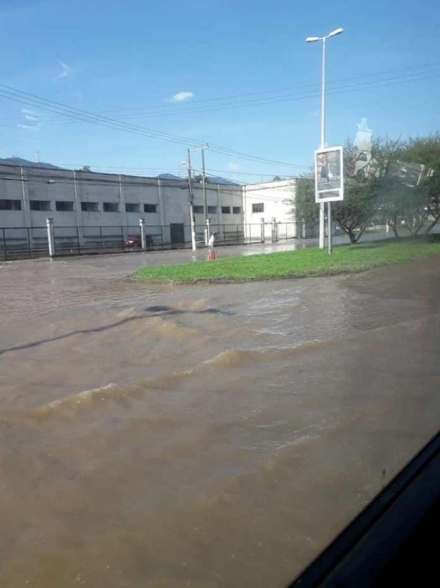 Tubulação da Cedae rompe em Campo Grande