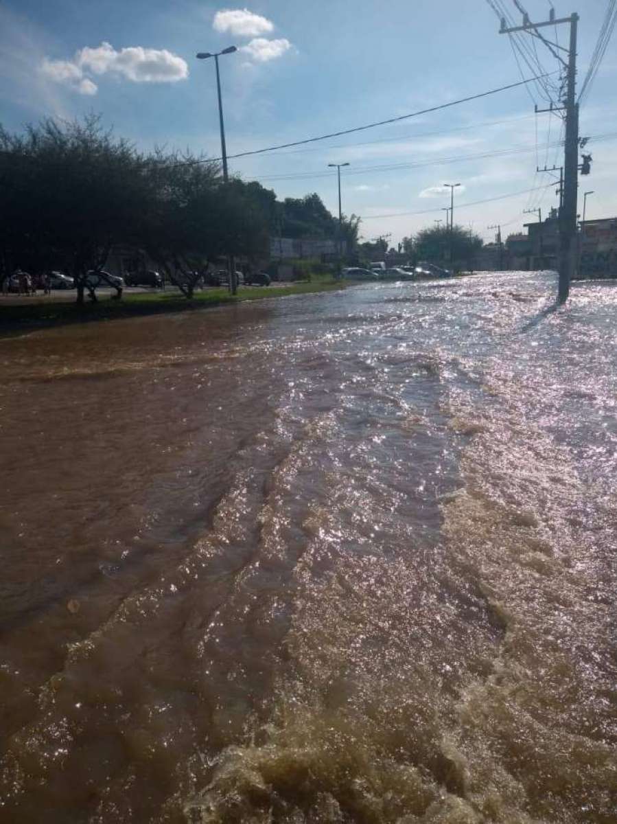 Adutora da Cedae rompe em Campo Grande, alaga ruas e destrói carros