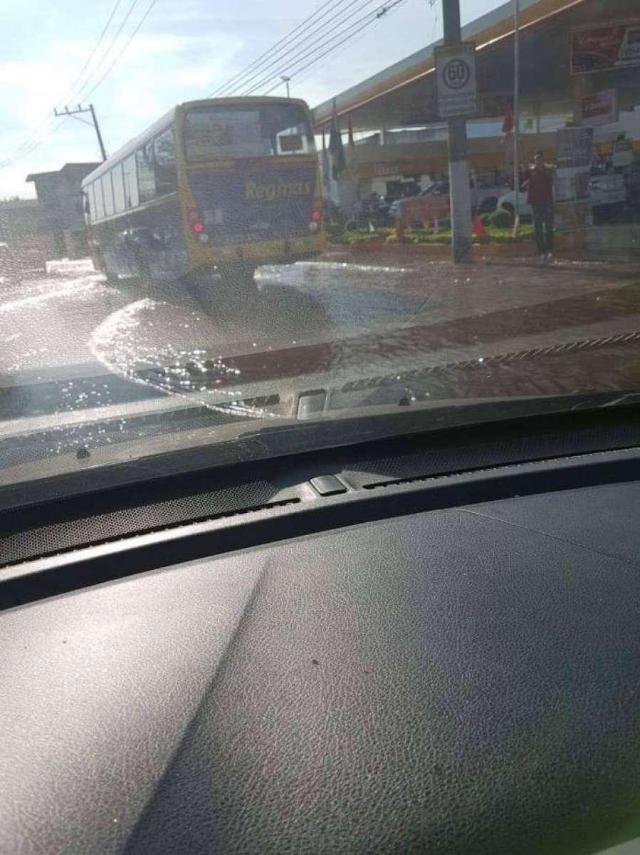 Adutora da Cedae rompe em Campo Grande, alaga ruas e destrói carros