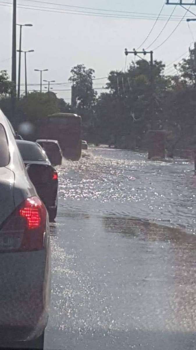 Adutora da Cedae rompe em Campo Grande, alaga ruas e destrói carros