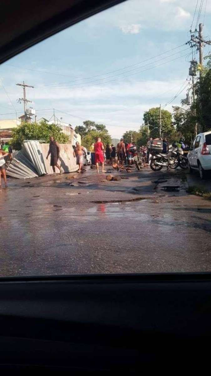 Adutora da Cedae rompe em Campo Grande, alaga ruas e destrói carros