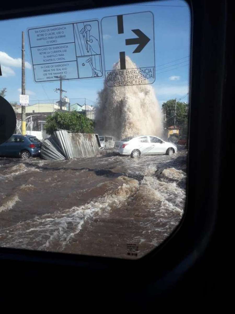 Tubulação da Cedae rompe em Campo Grande