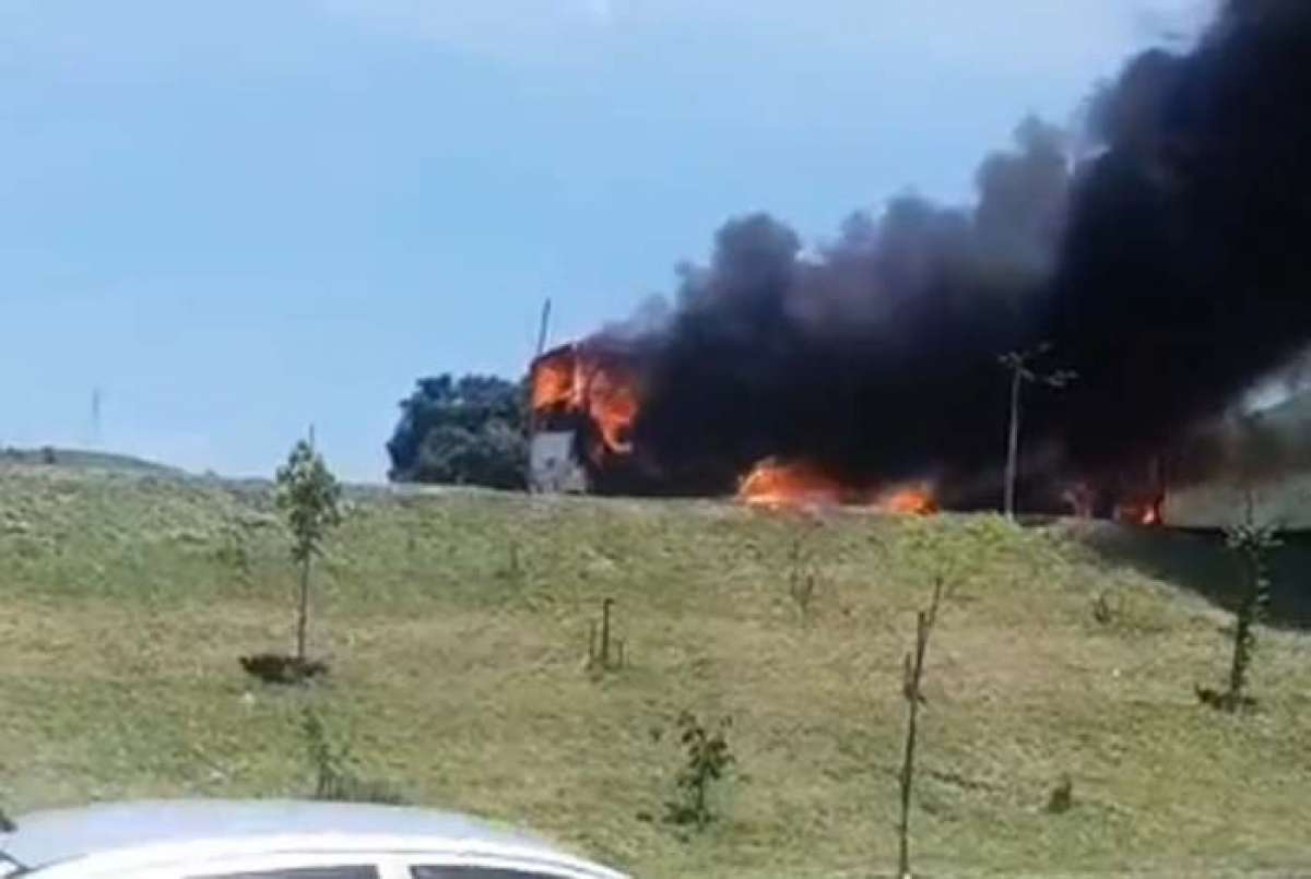 Manifestantes atearam fogo em ônibus na Avenida Brasil, na altura da Vila Kennedy