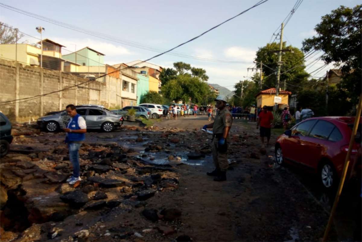 Adutora da Cedae rompe em Campo Grande e alaga ruas