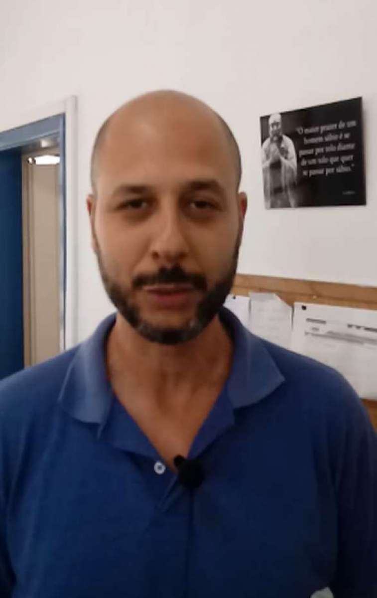 Diretor do Colégio Estadual Olavo Bilac nega que tenha sido exonerado. Boato começou a circular nas redes sociais e no aplicativo de mensagem WhatsApp