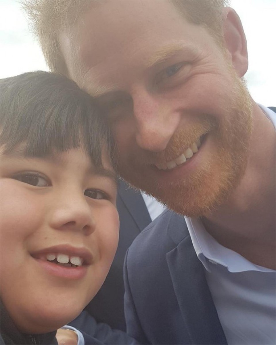 Príncipe Harry quebra protocolo e tira selfie com menino que perdeu a mãe  - Reprodução Instagram