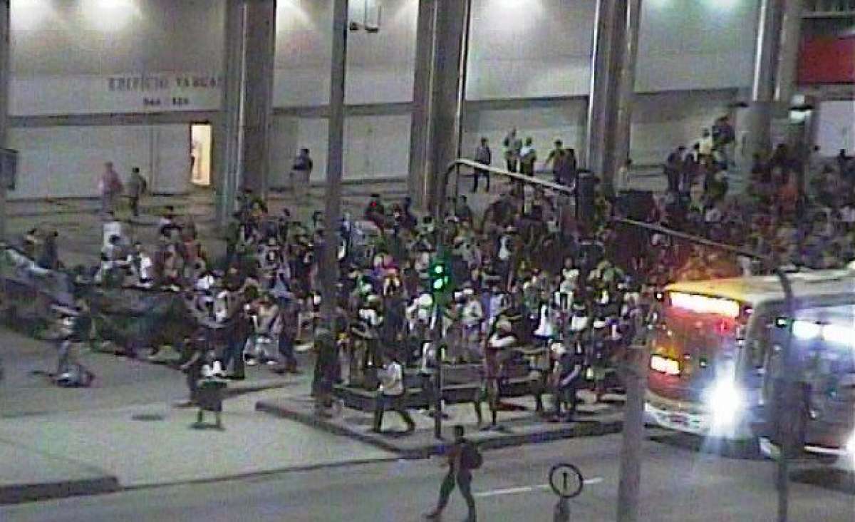 Manifestação na pista lateral da Presidente Vargas, sentido Praça da Bandeira, na altura da Avenida Passos