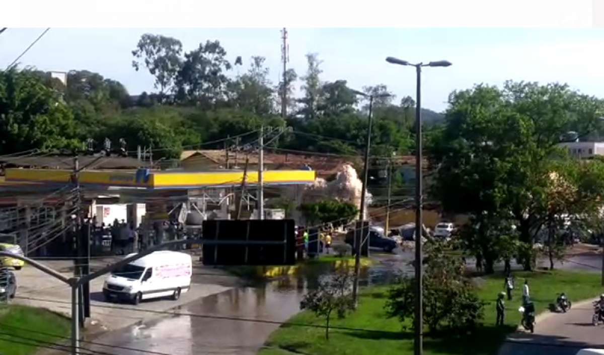 Tubulação da Cedae rompe em Campo Grande