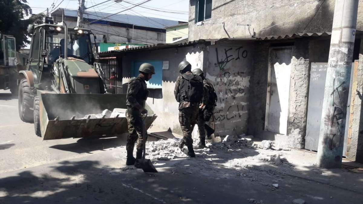 Desde o início da Intervenção Federal, aproximadamente 1,2 mil barricadas instaladas por criminosos já foram removidas no Estado do Rio de Janeiro.