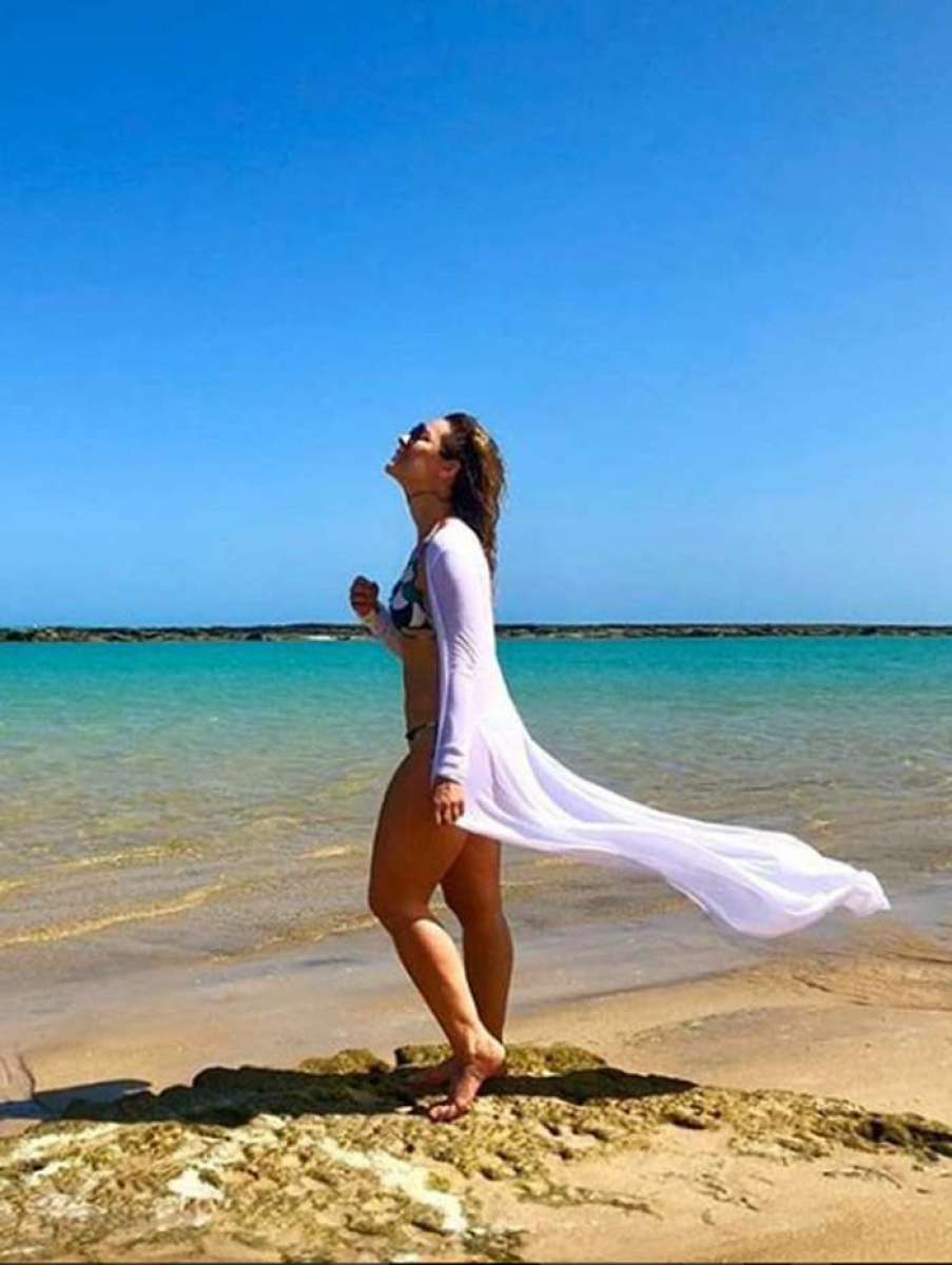 Paolla Oliveira posa de biquíni em Alagoas