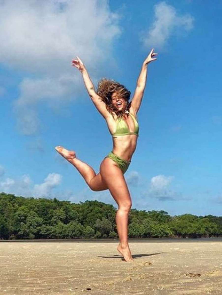 Paolla Oliveira posa de biquíni em Alagoas