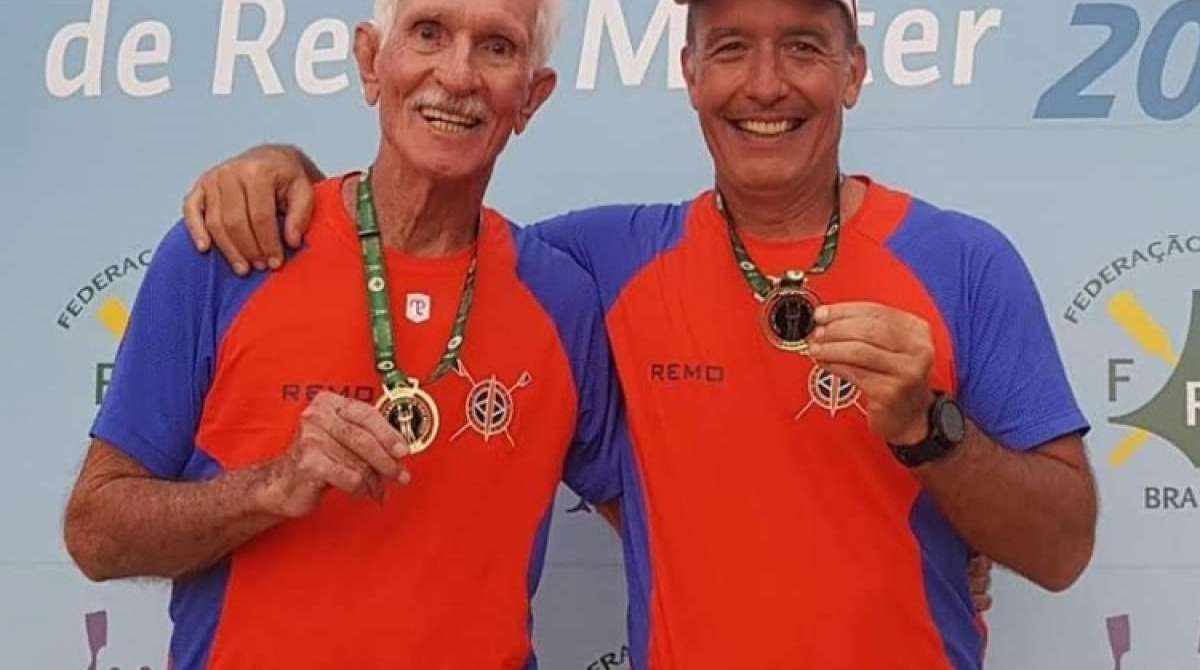 Manoel de Carvalho, de 84 anos, o remador mais velho em atividade no Estado do Rio de Janeiro, que da prova Double Skiff, com seu filho Paulo Carvalho, presidente da FRERJ. - Divulgação