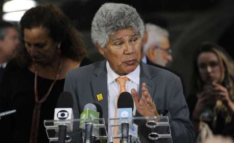 Deputados pedem que Câmara negue licença a Eduardo Bolsonaro e declare abandono de mandato