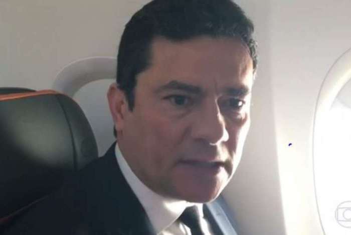 Juiz Sergio Moro em voo que o trouxe para o Rio, onde conversa com o presidente eleito Jair Bolsonaro