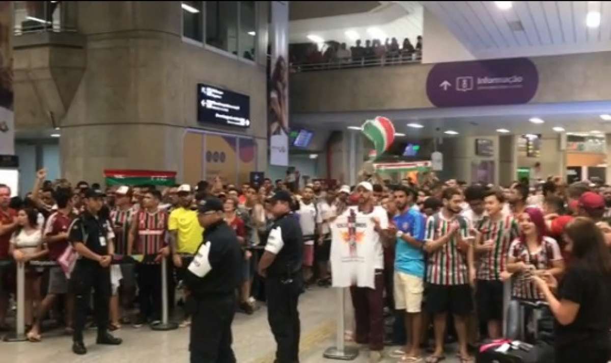Torcedores fazem festa para os jogadores do Flu