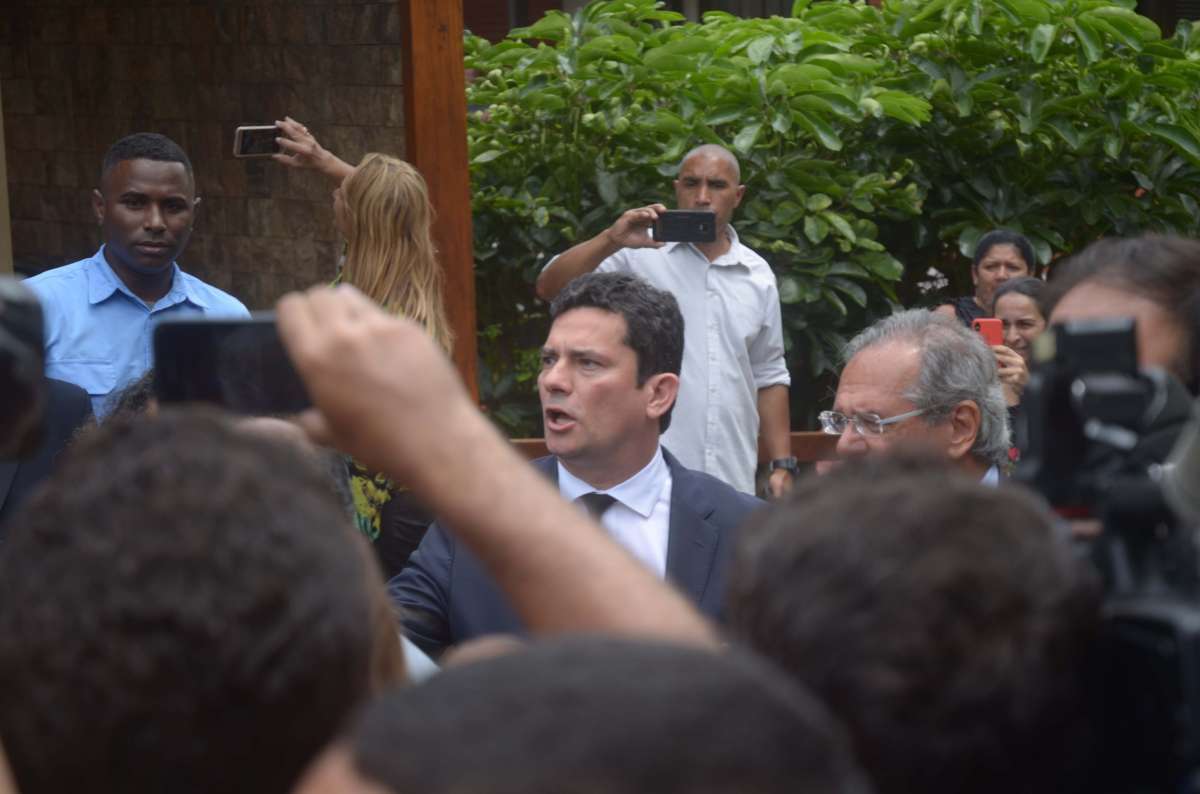 2018-11-01 - AGÊNCIA DE NOTîCIAS - PARCEIRO - O juiz Sergio Moro se reúne com Jair Bolsonaro, na casa do presidente eleito, na Barra da Tijuca, Zona Oeste do Rio, nesta quinta-feira, 1, para definir sua participação no novo governo como Ministro da Justiça - Foto: Vanessa Ataliba/Parceiro/Agência O Dia