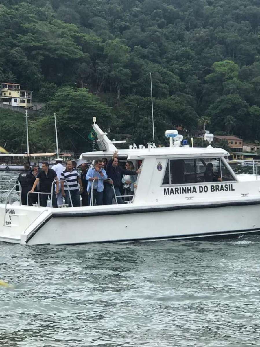 Num barco da Marinha, Bolsonaro acena para eleitores em Itacuruçá - Grace Marinho/ Foto de leitor