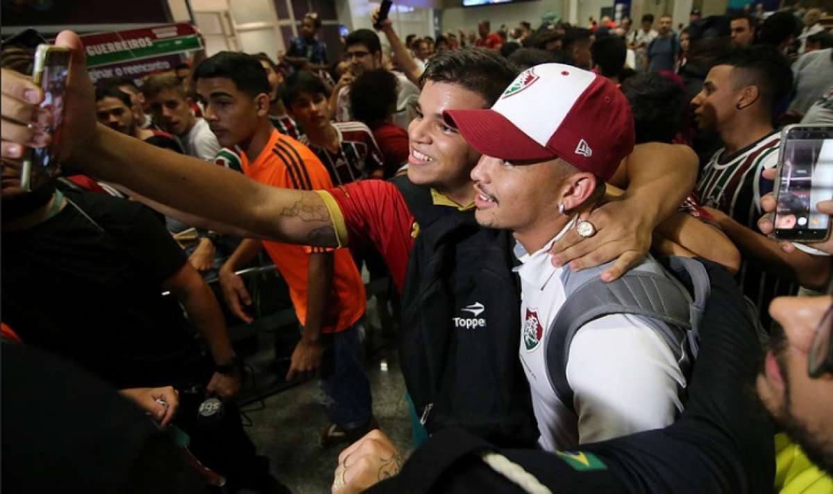 Luciano recebe afago da torcida do Fluminense - LUCAS MERÇON / FLUMINENSE F.C.