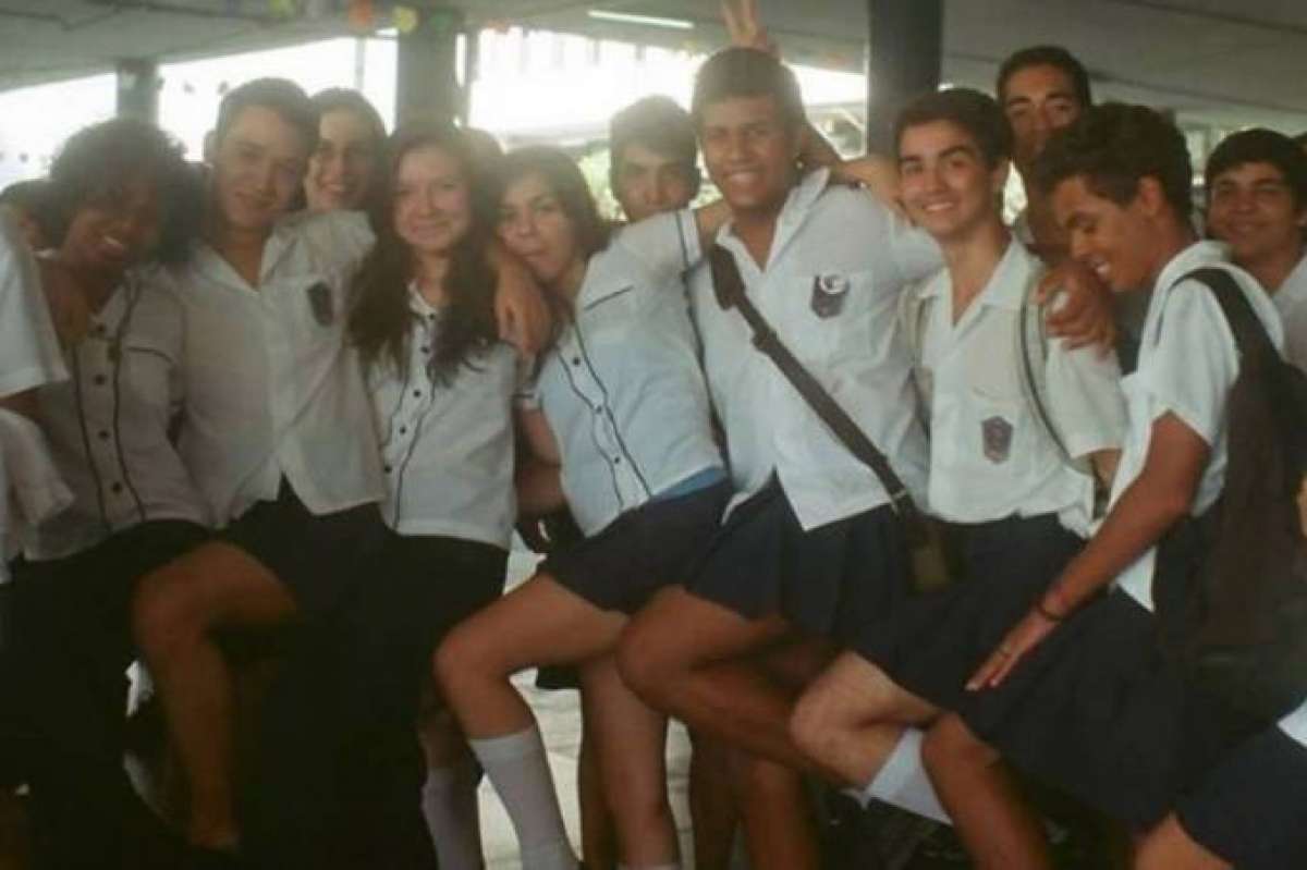 Estudantes homens do Colégio Pedro II comemoram a liberação da saia em 2016 - Divulgação