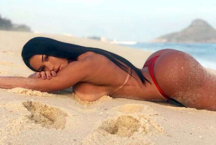 Gracyanne Barbosa exibe 'bumbum na nuca' e faz topless na areia