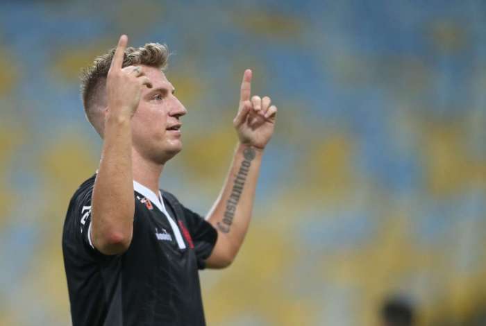 Maxi López marcou de pênalti 