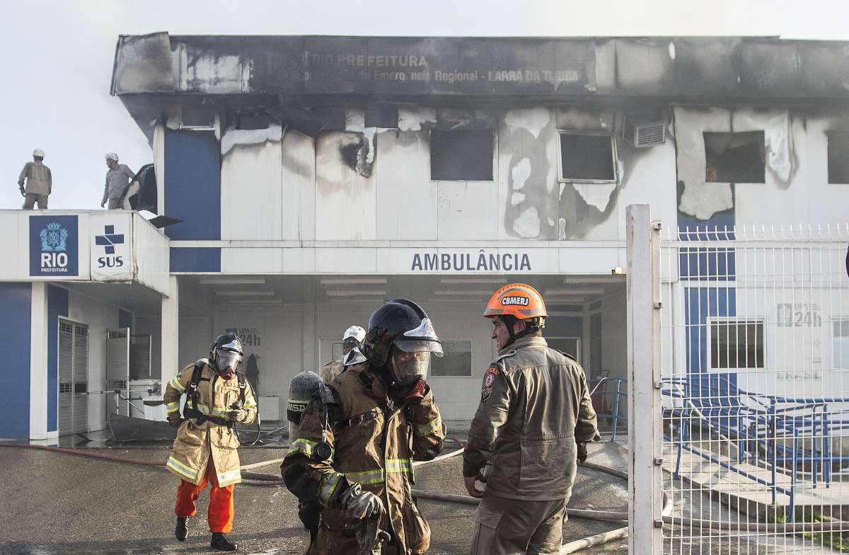 Um inc&ecirc;ndio atinge, na tarde deste s&aacute;bado, a Coordena&ccedil;&atilde;o de Emerg&ecirc;ncia Regional (CER) Barra que fica ao lado do Hospital Louren&ccedil;o Jorge, na Barra da Tijuca, Zona Oeste do Rio. O Corpo de Bombeiros e a Pol&iacute;cia Militar atuam no local. Rj, 03 de novembro. Foto Marcio Mercante / Agencia O Dia.
