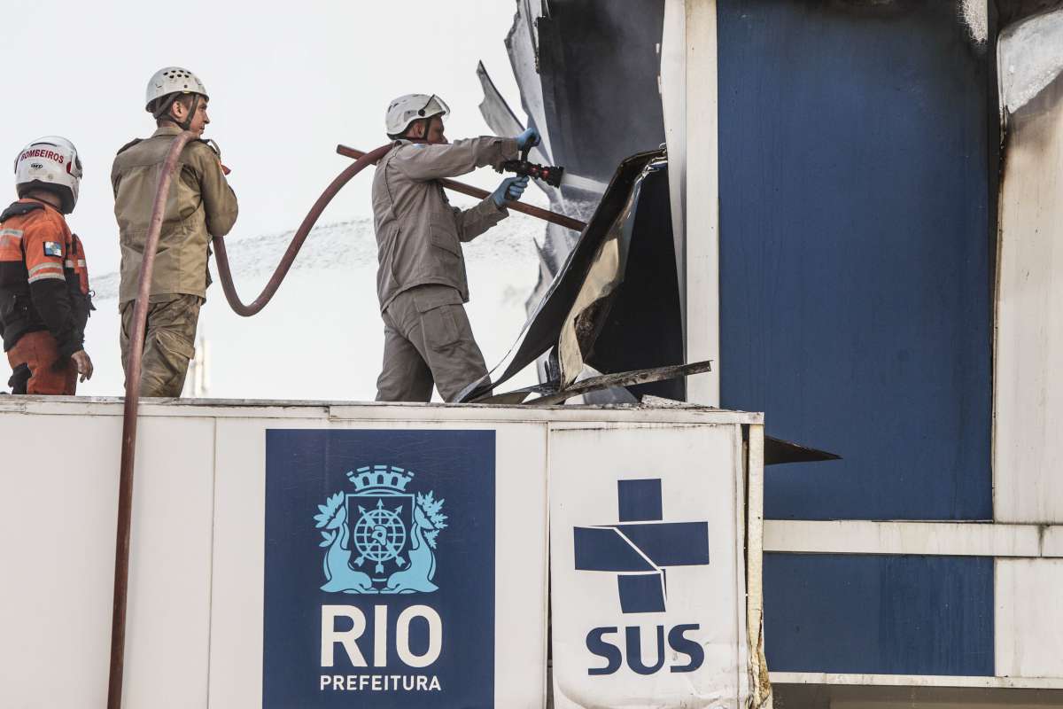 Um inc&ecirc;ndio atinge, na tarde deste s&aacute;bado, a Coordena&ccedil;&atilde;o de Emerg&ecirc;ncia Regional (CER) Barra que fica ao lado do Hospital Louren&ccedil;o Jorge, na Barra da Tijuca, Zona Oeste do Rio. O Corpo de Bombeiros e a Pol&iacute;cia Militar atuam no local. Rj, 03 de novembro. Foto Marcio Mercante / Agencia O Dia.