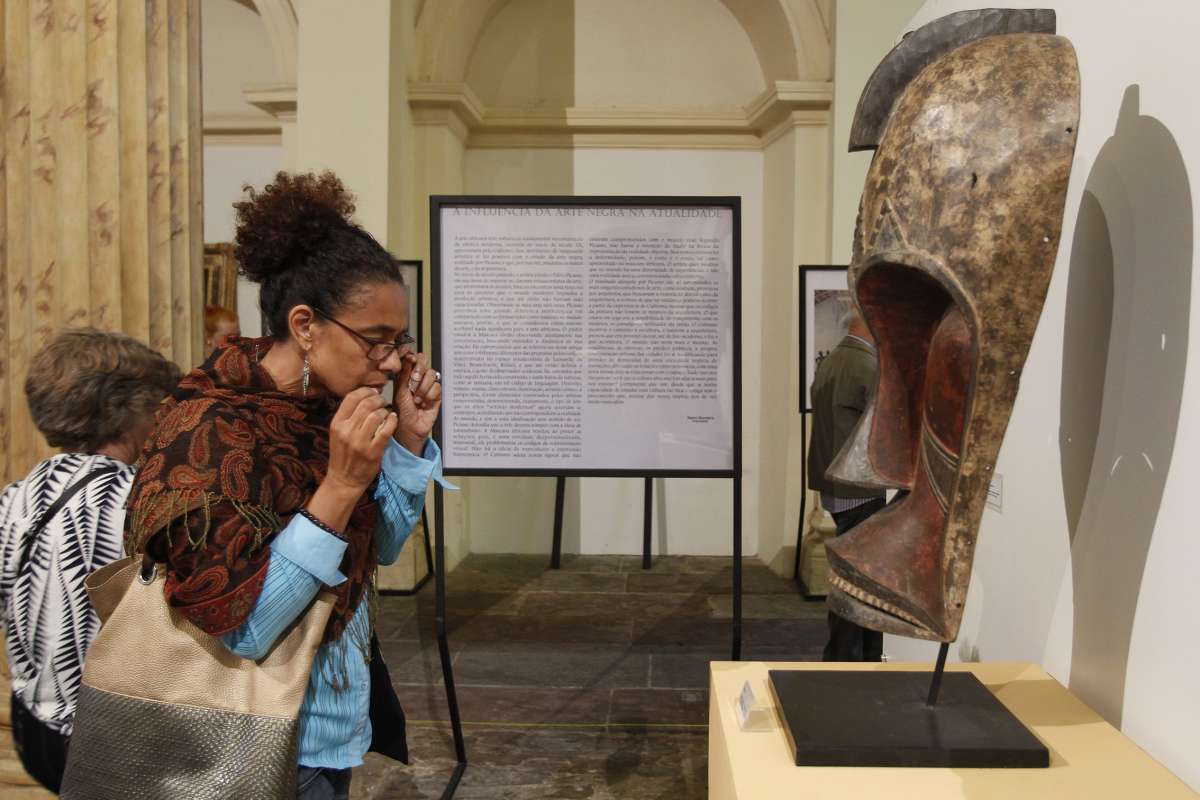 1-05-8--20 - Abertura da exposi&ccedil;&atilde;o Cartografia da Africanidade Fluminense, na Casa Fran&ccedil;a Brasil, com a presen&ccedil;a de autoridades governamentais e da cultura afro brasileira. Foto de Alexandre Brum / Ag&ecirc;ncia O Dia - CIDADE CULTURA AFRICA BRASIL AFRO DESCEND&Ecirc;NCIA ESCRAVID&Atilde;O ESCRAVATURA LUGARES EXPRESS&Otilde;ES SABERES CELEBRA&Ccedil;&Otilde;ES MUSEU EXPOSI&Ccedil;&Atilde;O EDUCA&Ccedil;&Atilde;O