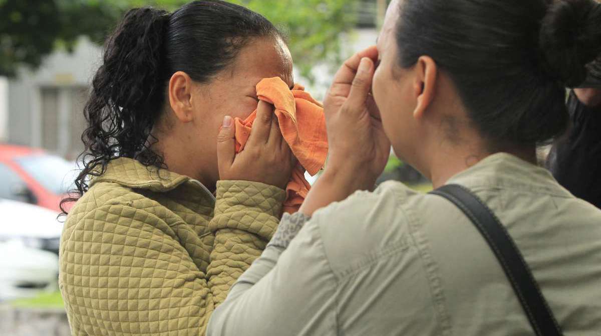 Morre jovem baleado na Cidade de Deus na quinta-feira. Na foto,A tia, Marta Almeida,e a m&atilde;e do vojem,Thiago de Sousa, Ros&acirc;ngela Maria de Sousa enquanto aguarda a libera&ccedil;&atilde;o do corpo, tendo na m&atilde;o, a camisa que seu filho mais gostava.              Estefan Radovicz / Ag&ecirc;ncia O Dia                       CIDADE,RIO,VIOL&Ecirc;NCIA,TIROS,CDD
      Byline