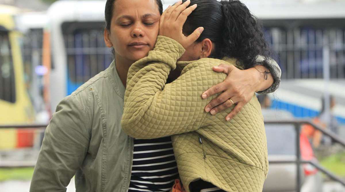 Morre jovem baleado na Cidade de Deus na quinta-feira. Na foto,A tia, Marta Almeida, abra&ccedil; a a m&atilde;e do vojem,Thiago de Sousa, Ros&acirc;ngela Maria de Sousa enquanto aguarda a libera&ccedil;&atilde;o do corpo tendo na m&atilde;o,a camisa que ele mais gostava.               Estefan Radovicz / Ag&ecirc;ncia O Dia                       CIDADE,RIO,VIOL&Ecirc;NCIA,TIROS,CDD
      Byline