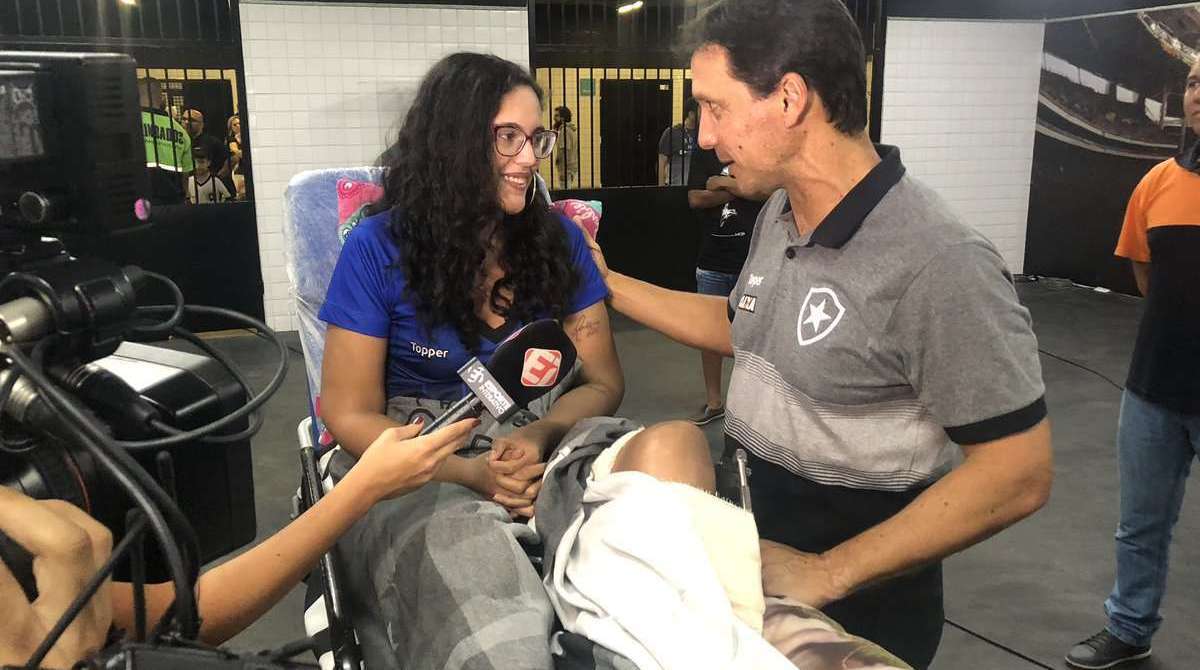 Em maca, Raquel Guimar&atilde;es foi ao Nilton Santos acompanhar vit&oacute;ria do Botafogo sobre o Corinthians - Reprodução Twitter