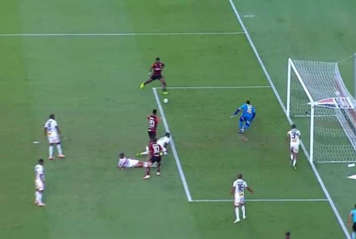 Flamengo tem “pontuação de campeão”, mas título escapa por vacilos: relembre tropeços mais dolorosos em 2018 Resultado de imagem para Vitinho gol perdido são paulo
